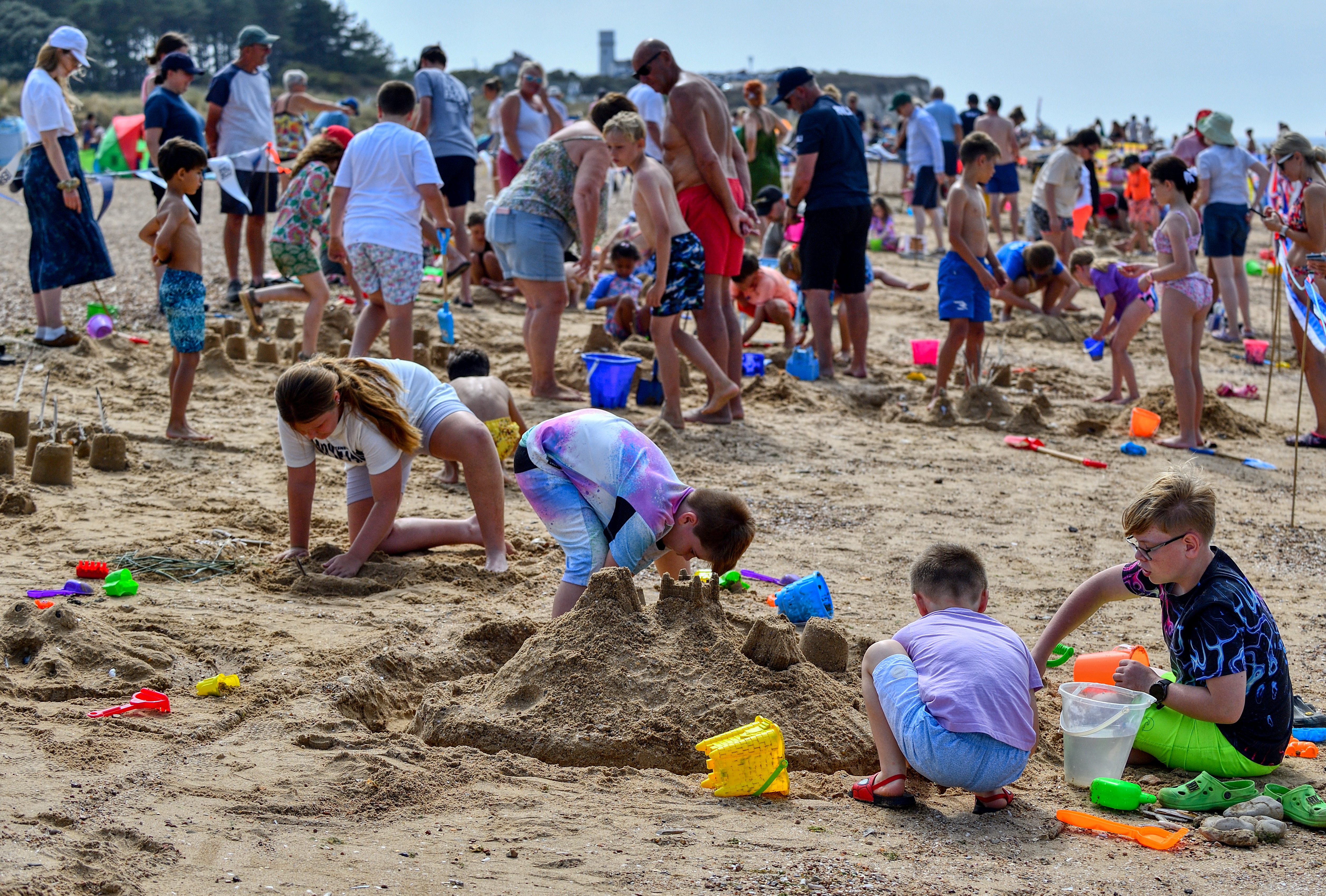 Temperatures soar for hunstanton rnli sandcastle competition