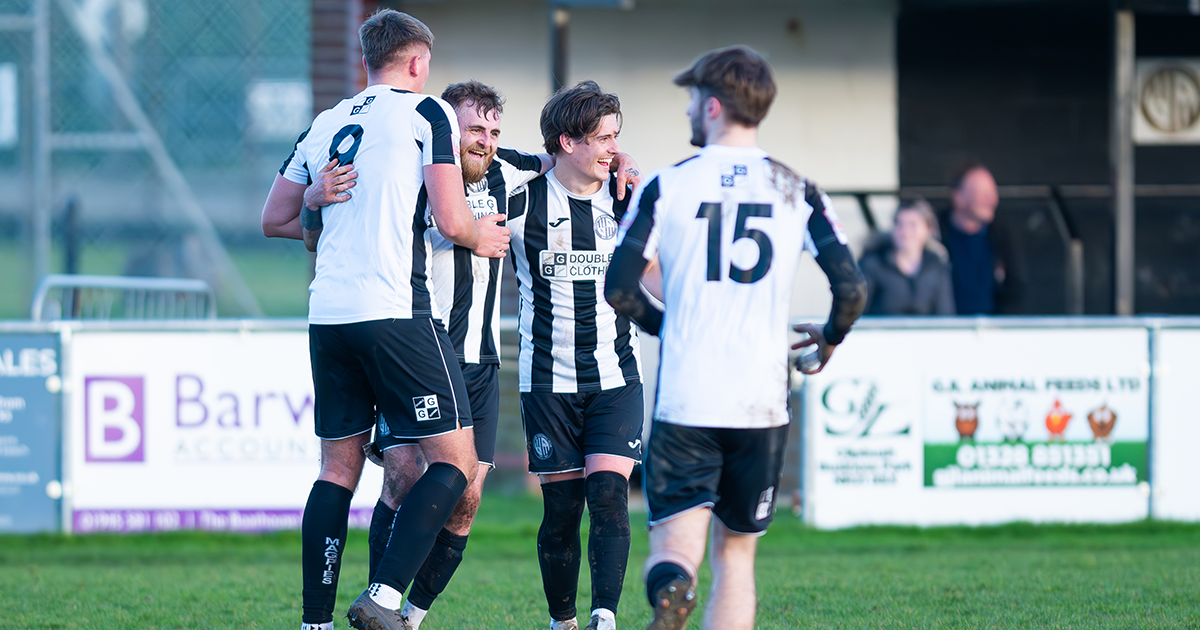 WEB 37 Karl Anderson celebrates free kick (second left) WEB 37 Karl Anderson celebrates free kick (second left)