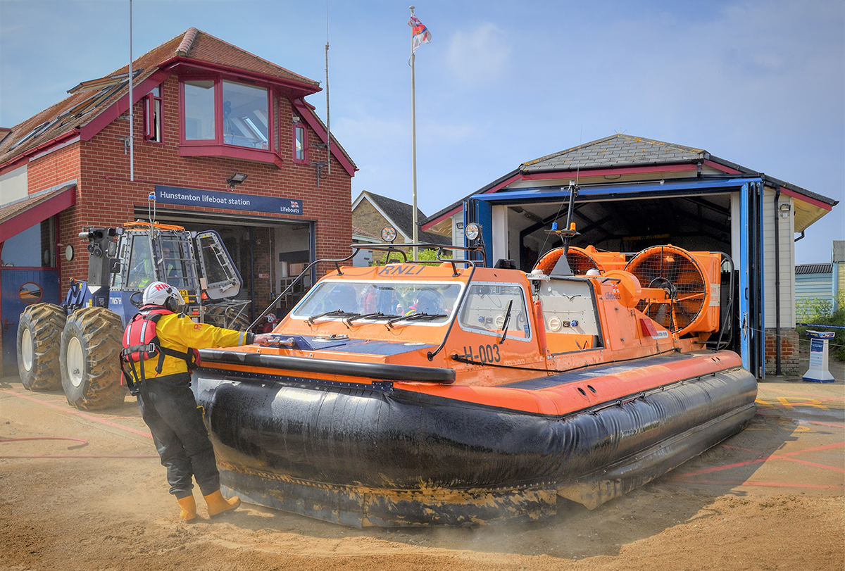 WEB hovercraft CHRIS BISHOP h RNLI 300423 14