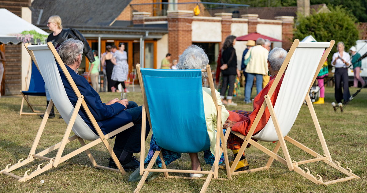WEB Picnic Theatre Goers
